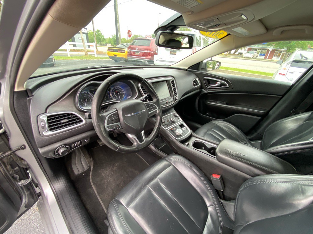2017 Chrysler 200 Image 22