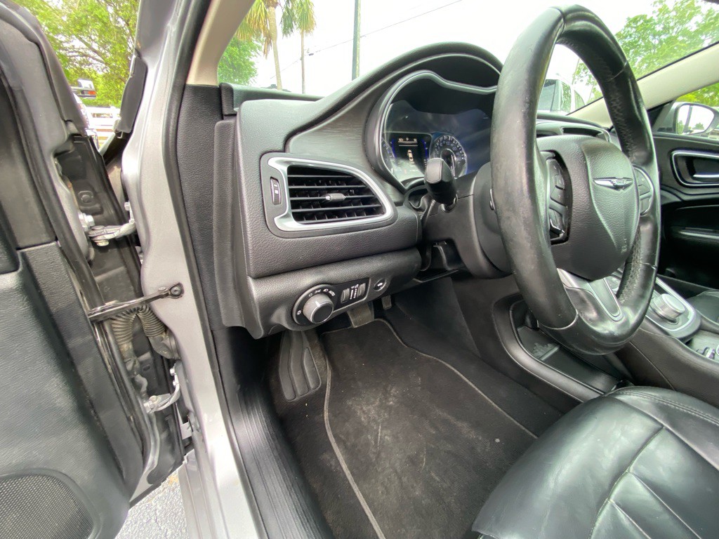 2017 Chrysler 200 Image 23