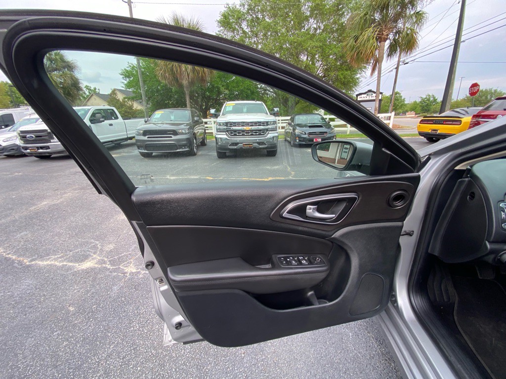 2017 Chrysler 200 Image 24