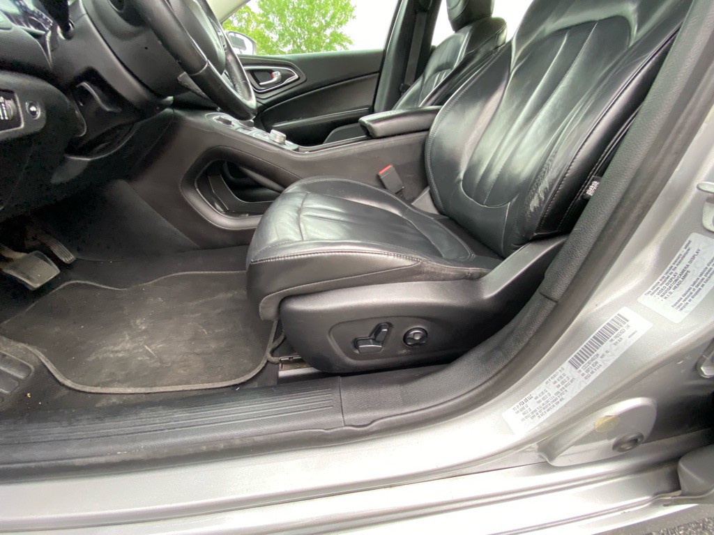 2017 Chrysler 200 Image 25