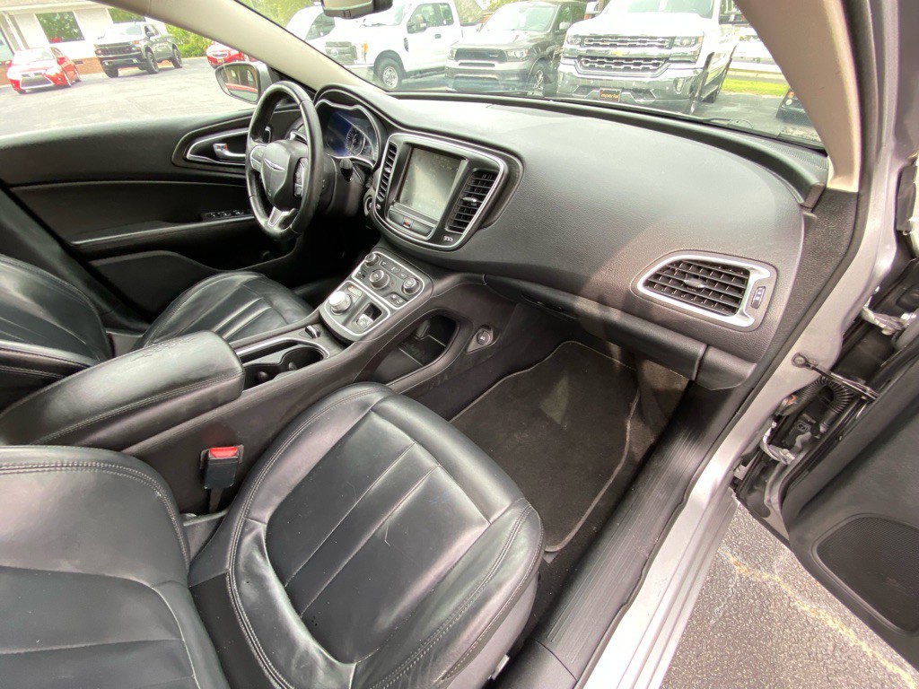 2017 Chrysler 200 Image 28