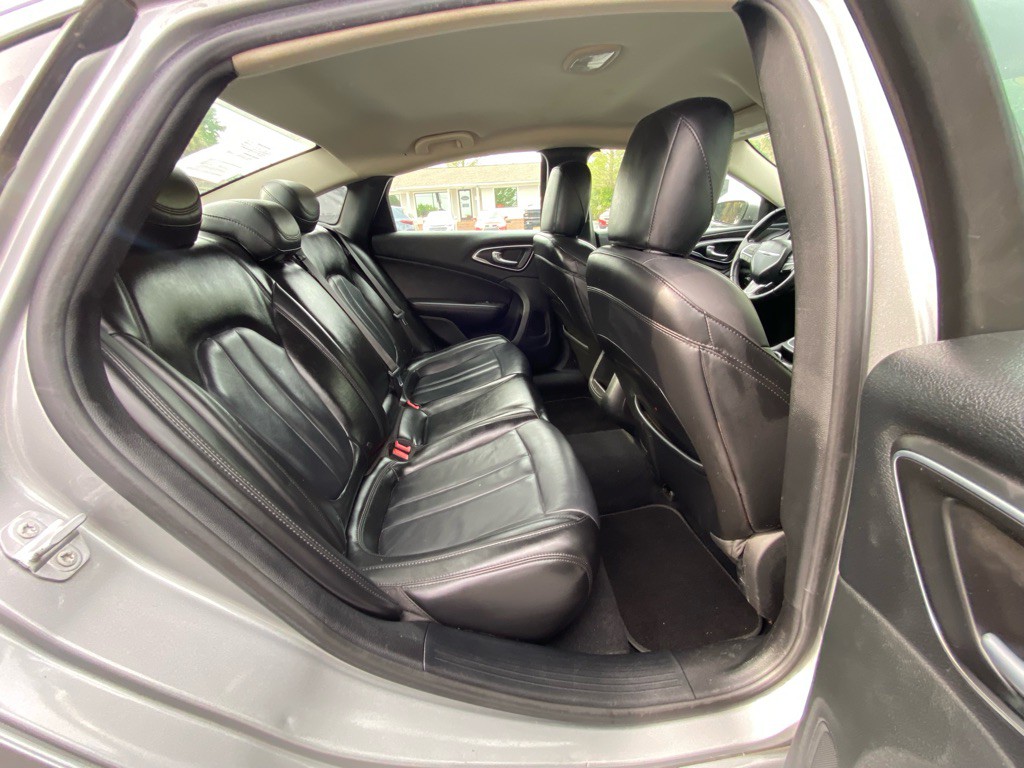 2017 Chrysler 200 Image 29