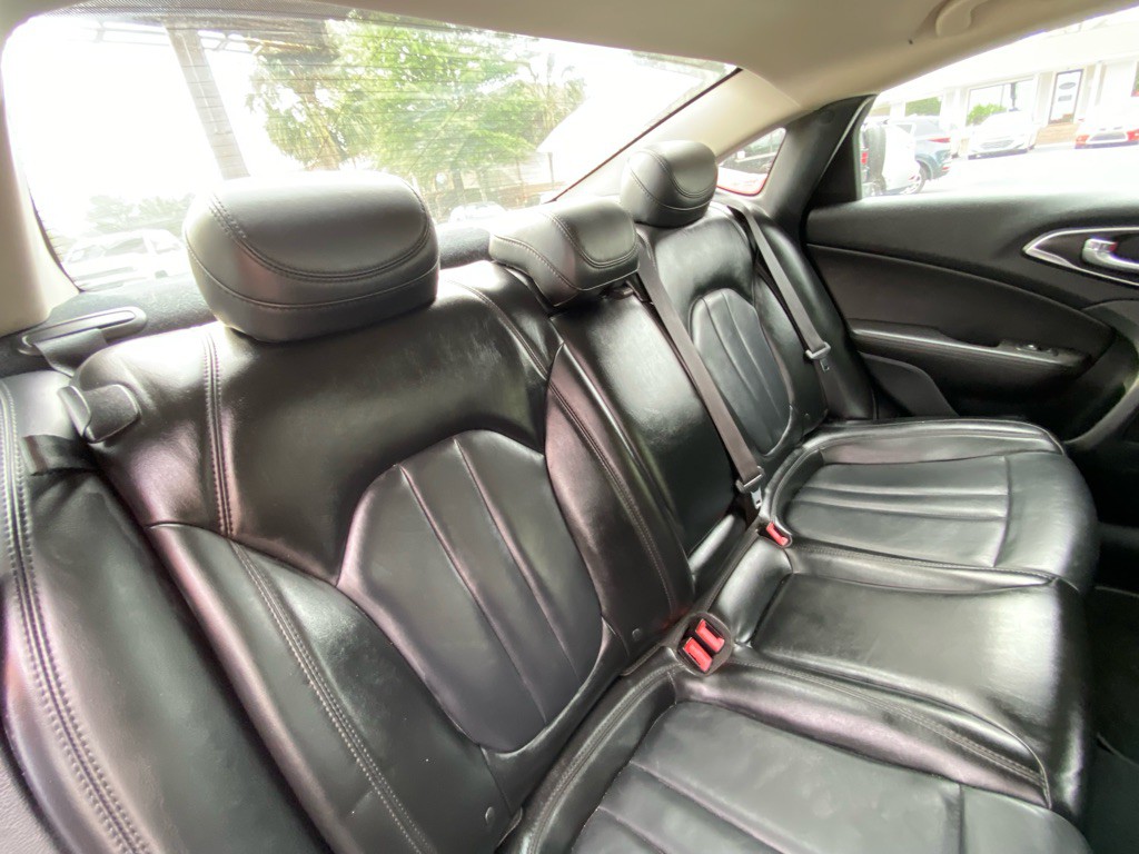 2017 Chrysler 200 Image 31
