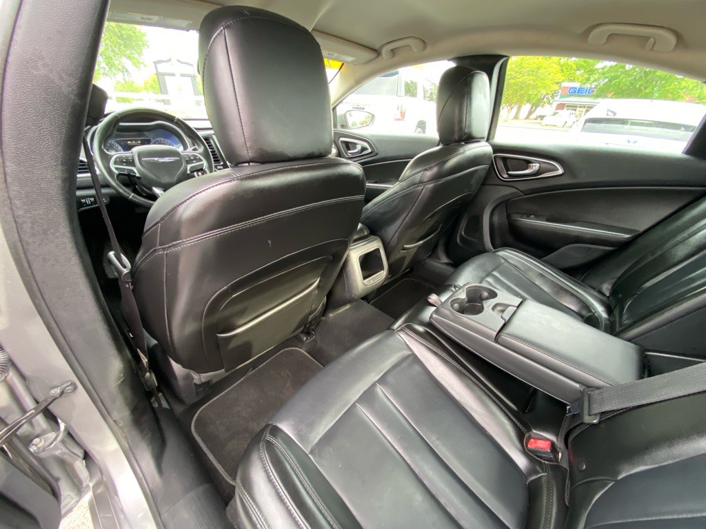2017 Chrysler 200 Image 37