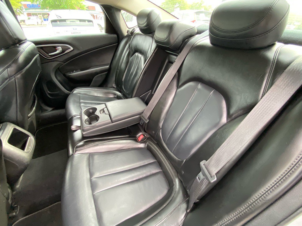 2017 Chrysler 200 Image 38
