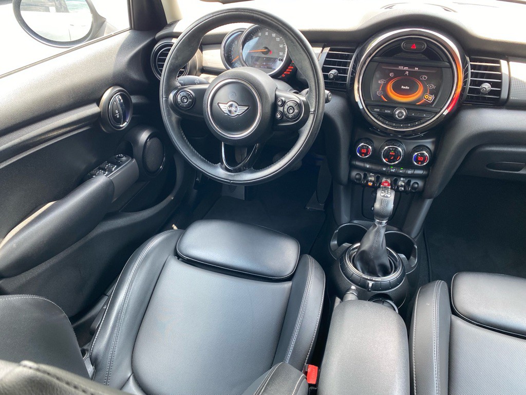 2016 MINI Cooper Image 16