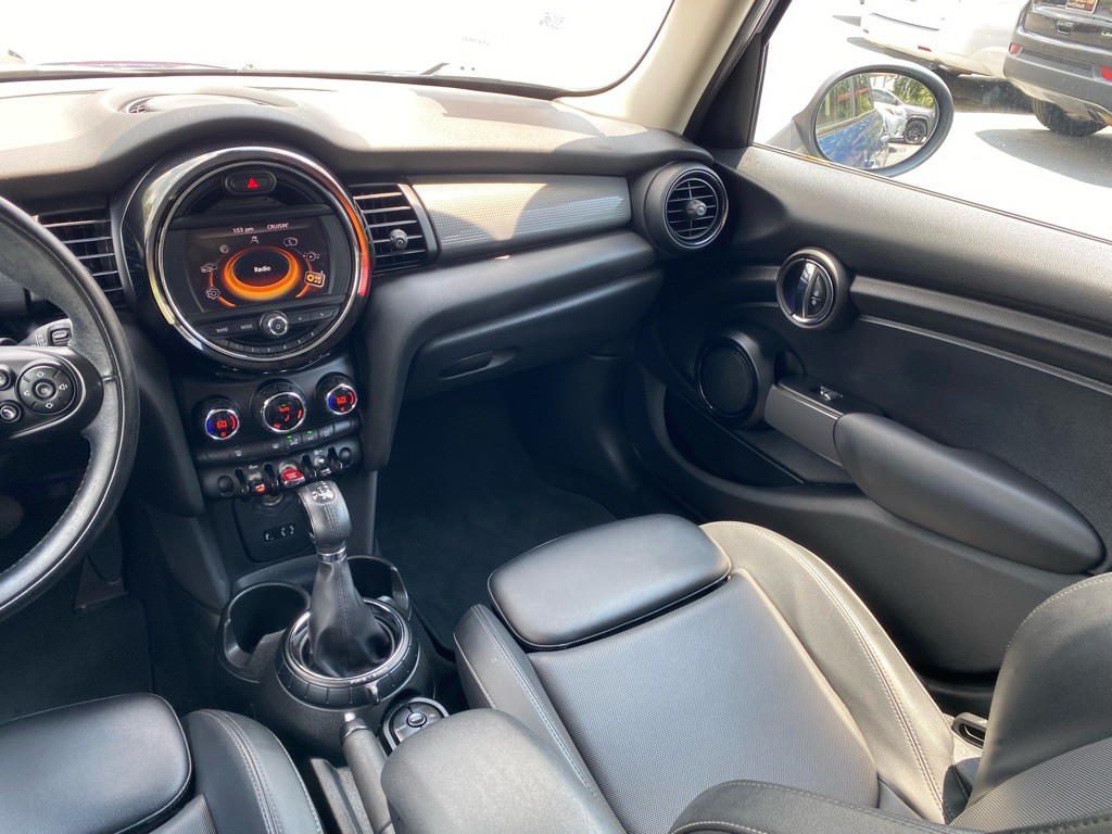 2016 MINI Cooper Image 17
