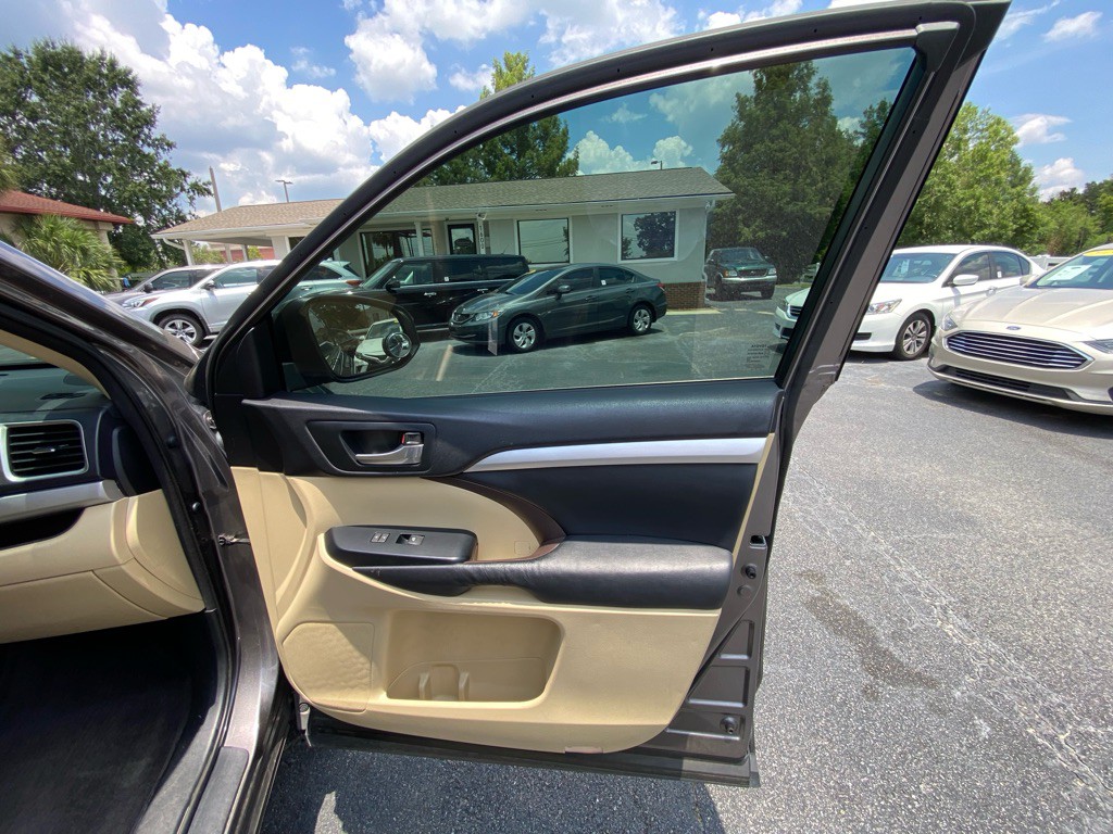 2015 Toyota Highlander Image 38