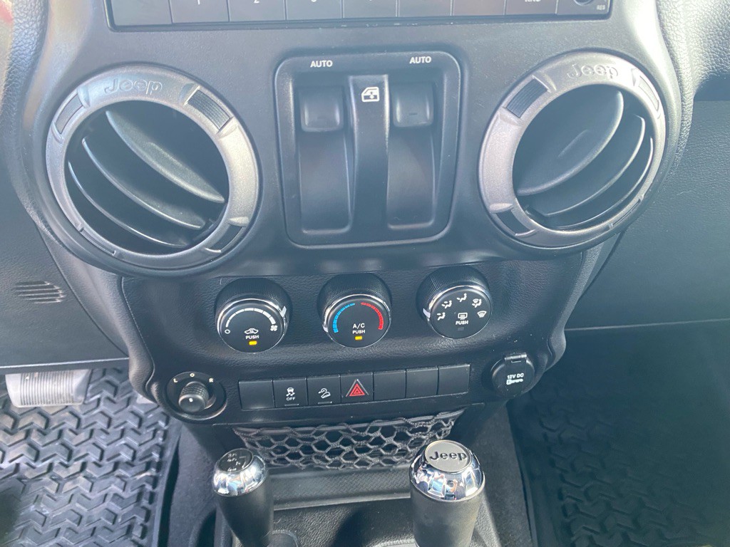 2014 Jeep Wrangler Image 24