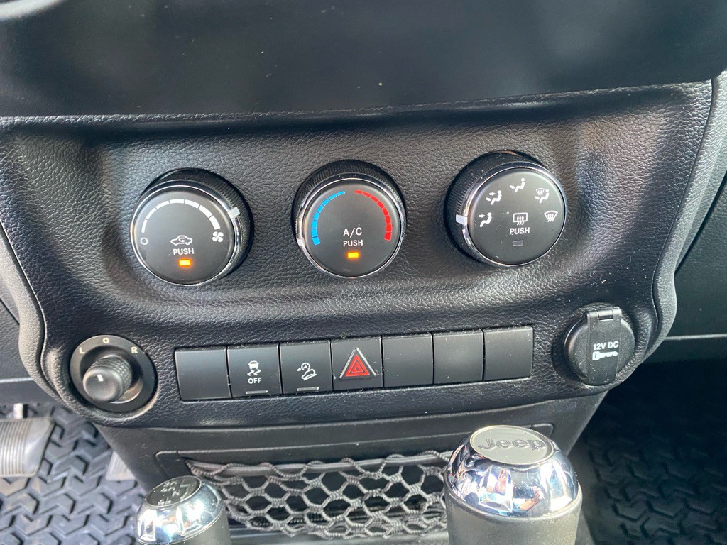 2014 Jeep Wrangler Image 25