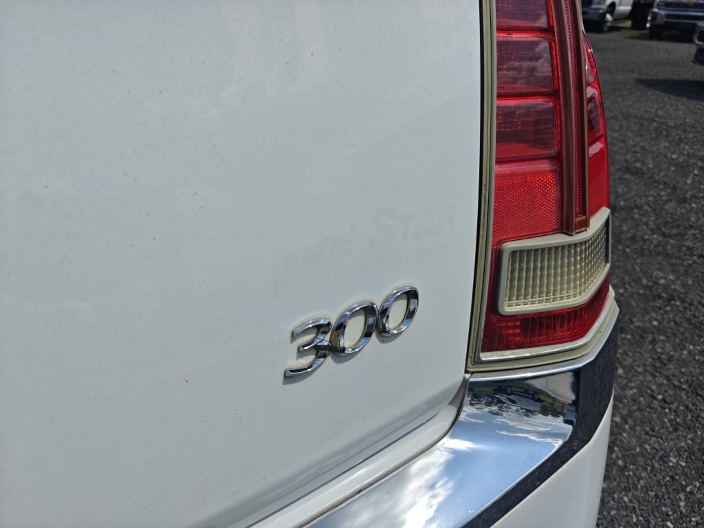 2013 Chrysler 300 Image 11