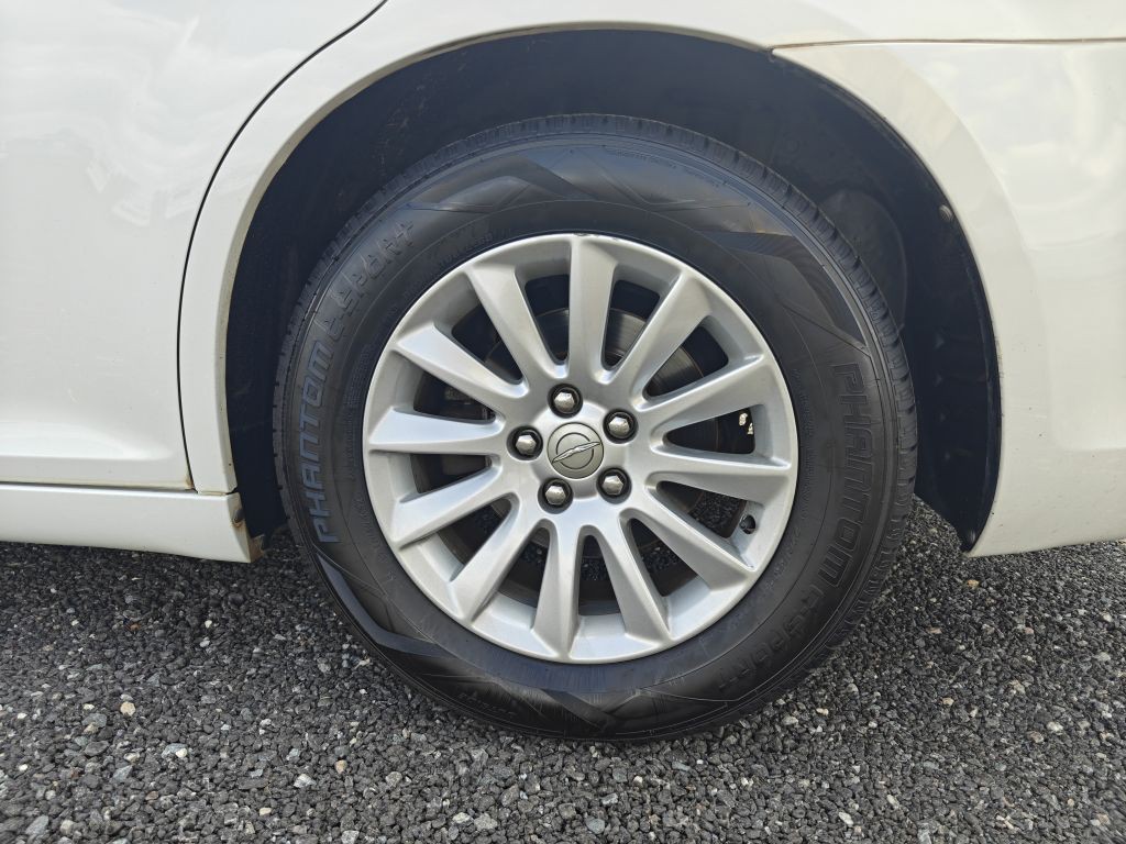 2013 Chrysler 300 Image 12