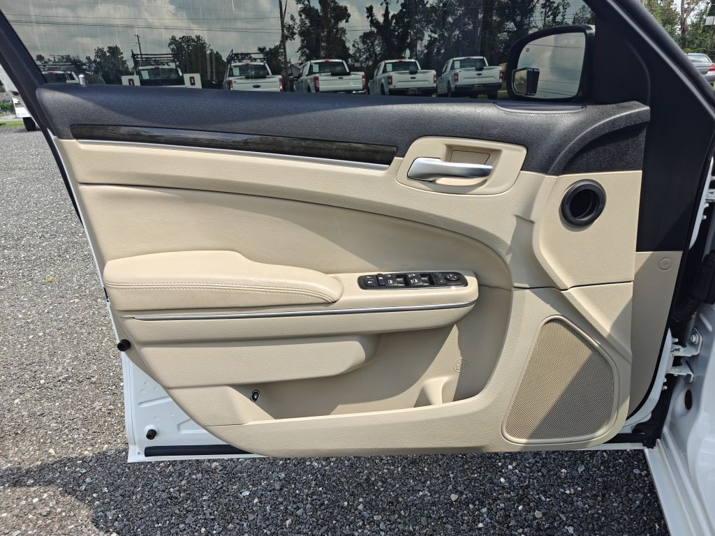 2013 Chrysler 300 Image 14