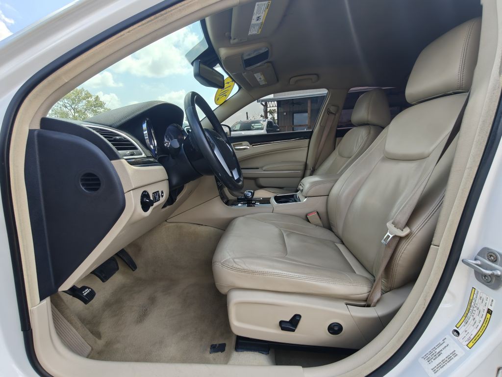 2013 Chrysler 300 Image 15