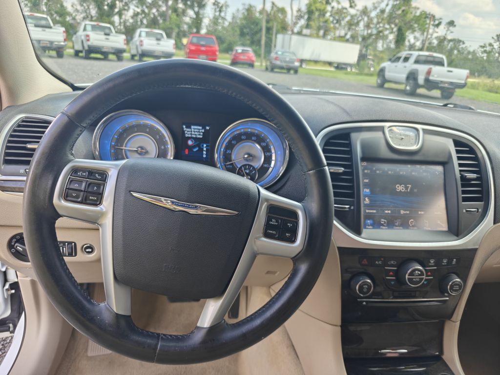 2013 Chrysler 300 Image 17