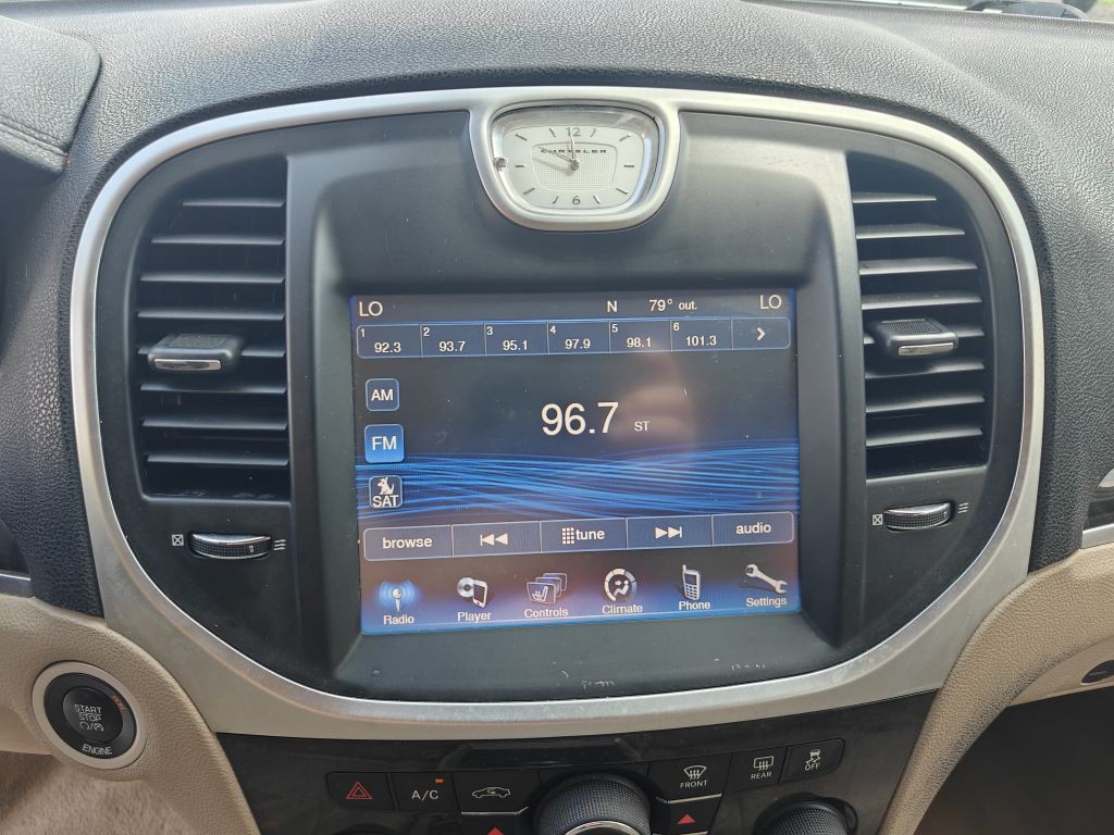 2013 Chrysler 300 Image 21