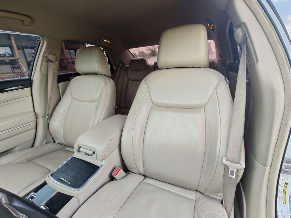 2013 Chrysler 300 Image 22