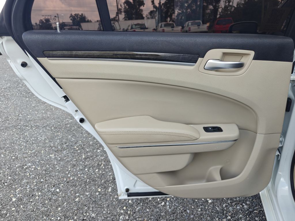 2013 Chrysler 300 Image 23