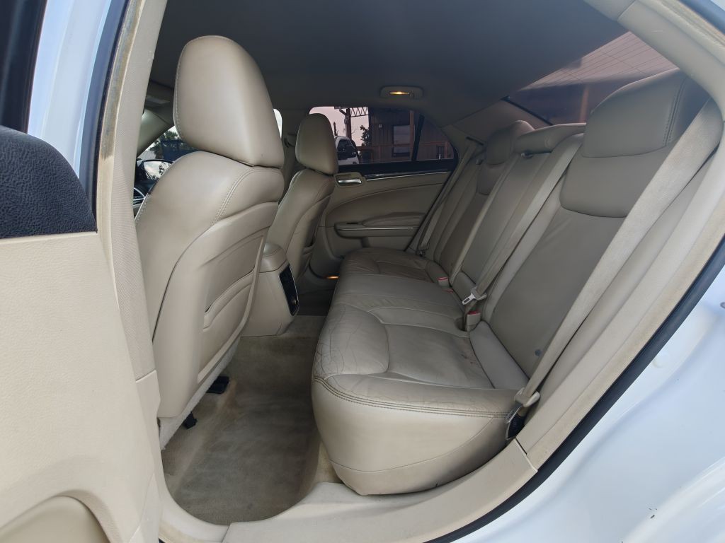 2013 Chrysler 300 Image 24