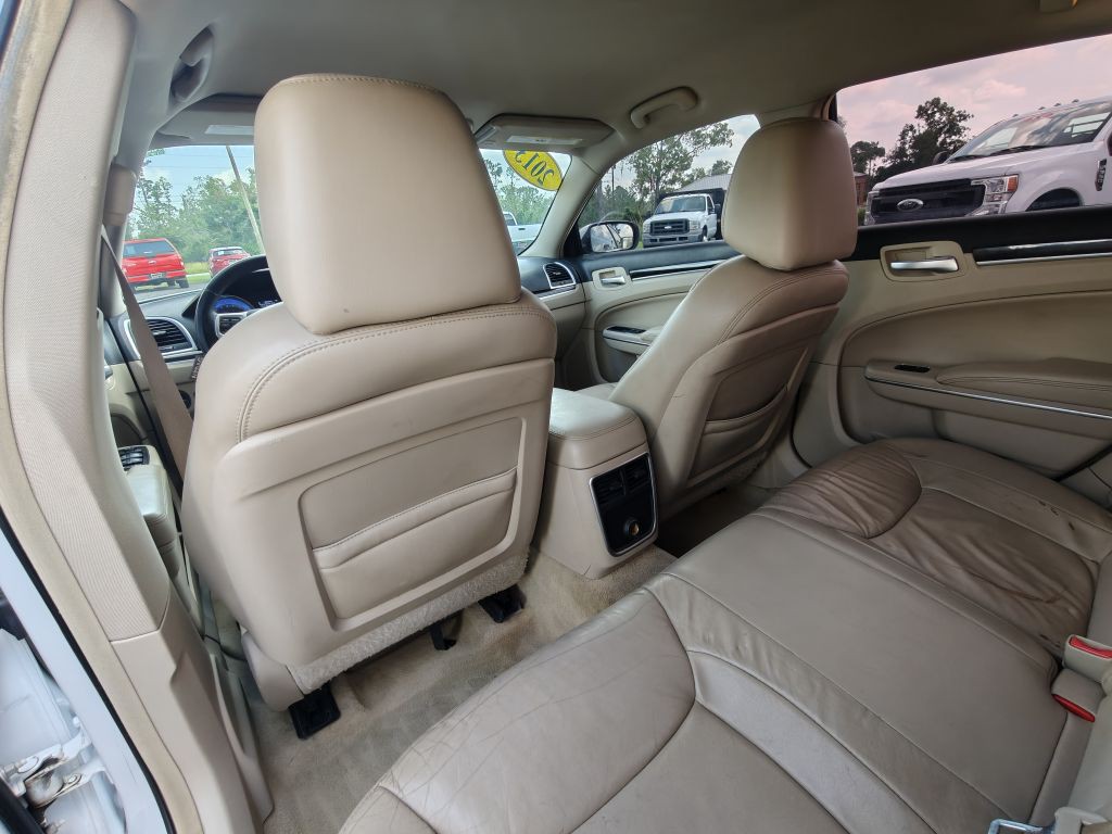 2013 Chrysler 300 Image 25