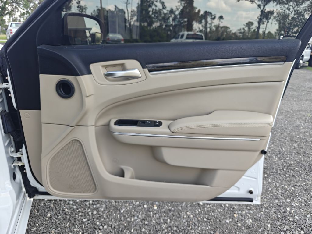 2013 Chrysler 300 Image 28