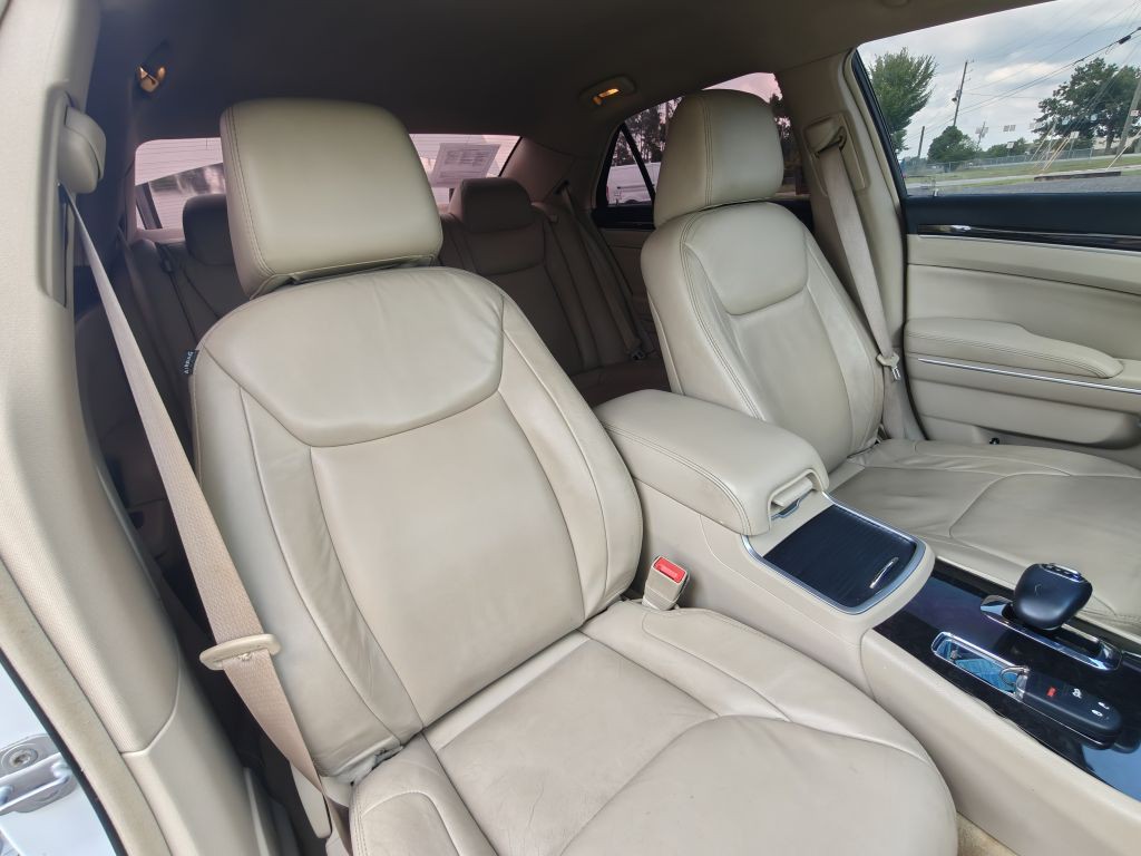 2013 Chrysler 300 Image 32