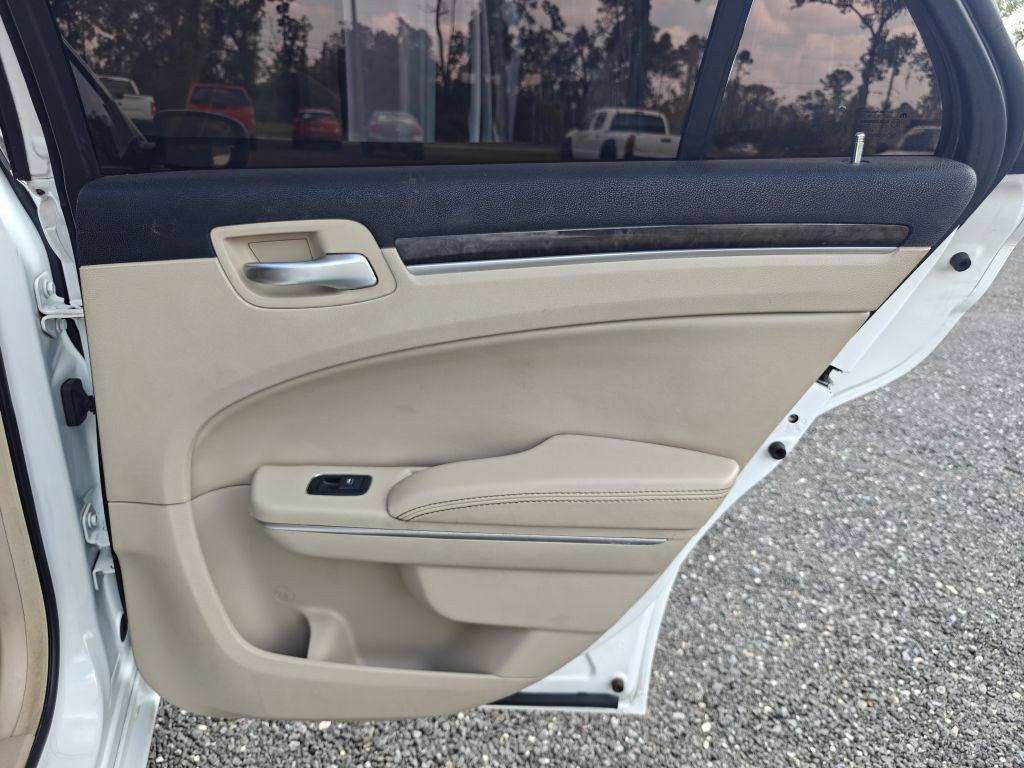 2013 Chrysler 300 Image 33