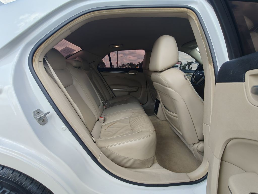 2013 Chrysler 300 Image 34