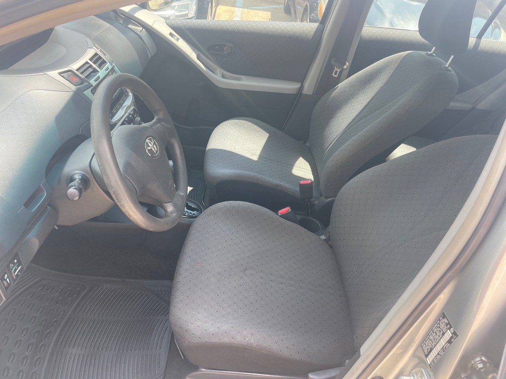 2011 Toyota Yaris Image 9