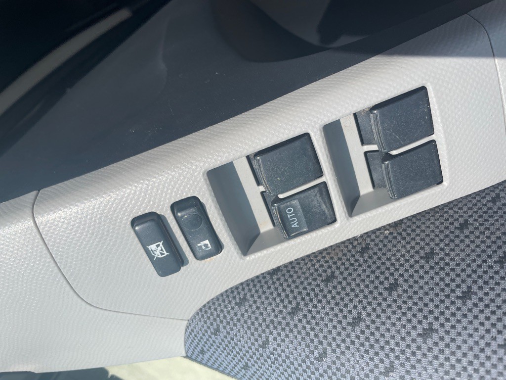 2011 Toyota Yaris Image 12