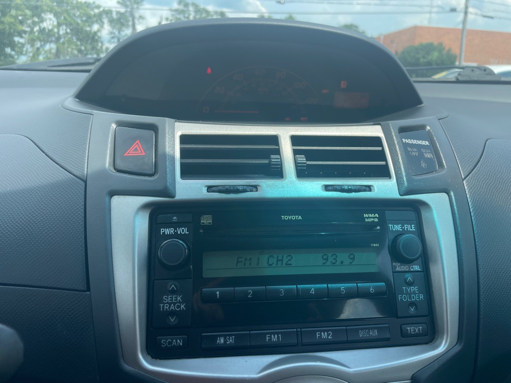 2011 Toyota Yaris Image 16