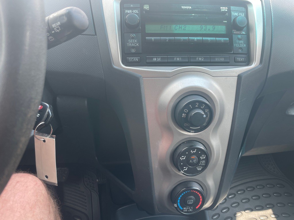 2011 Toyota Yaris Image 17