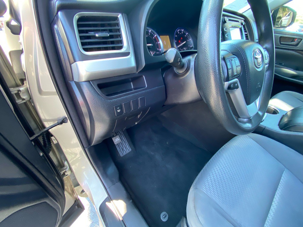 2016 Toyota Highlander Image 29