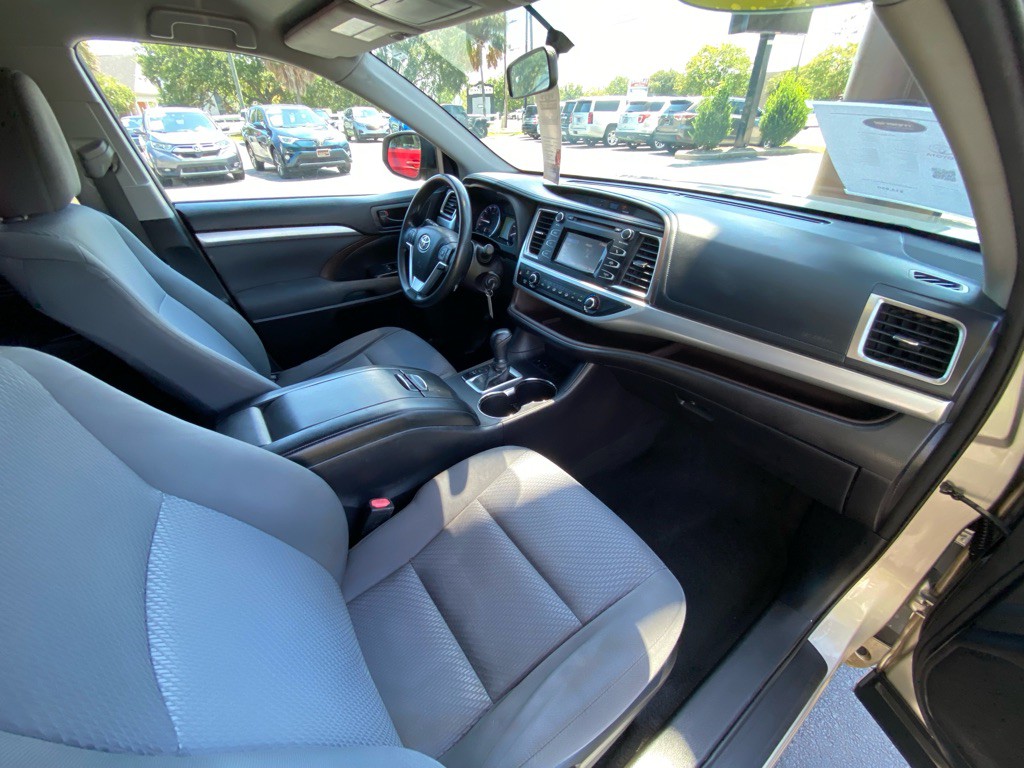 2016 Toyota Highlander Image 34