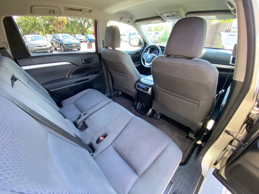 2016 Toyota Highlander Image 38