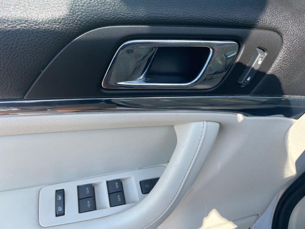 2011 Lincoln MKS Image 15
