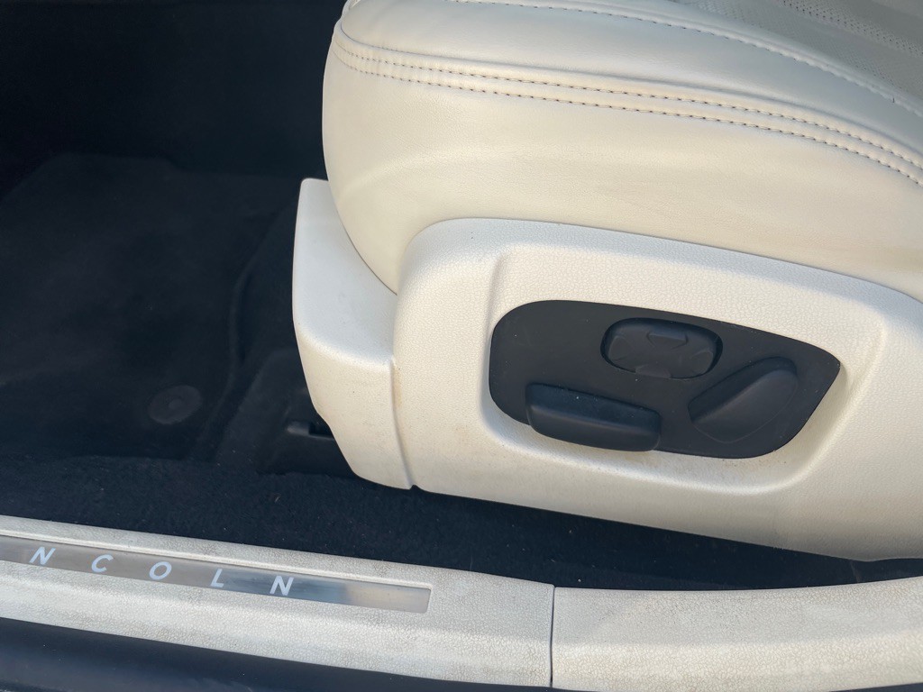 2011 Lincoln MKS Image 16