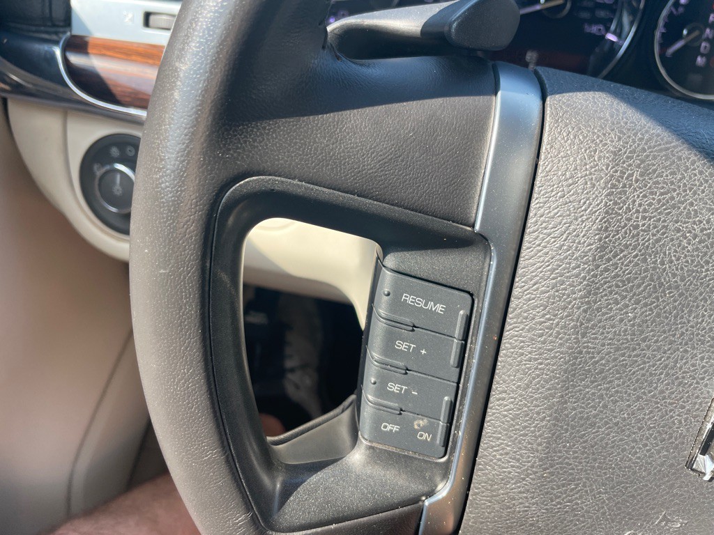 2011 Lincoln MKS Image 17