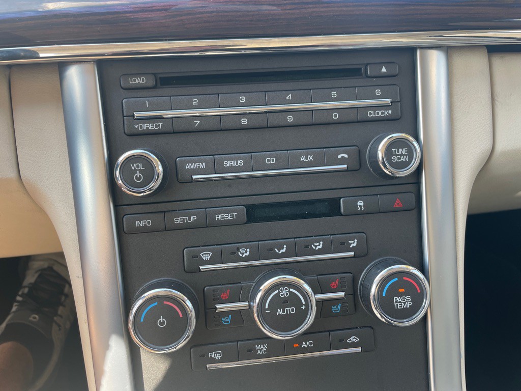 2011 Lincoln MKS Image 21