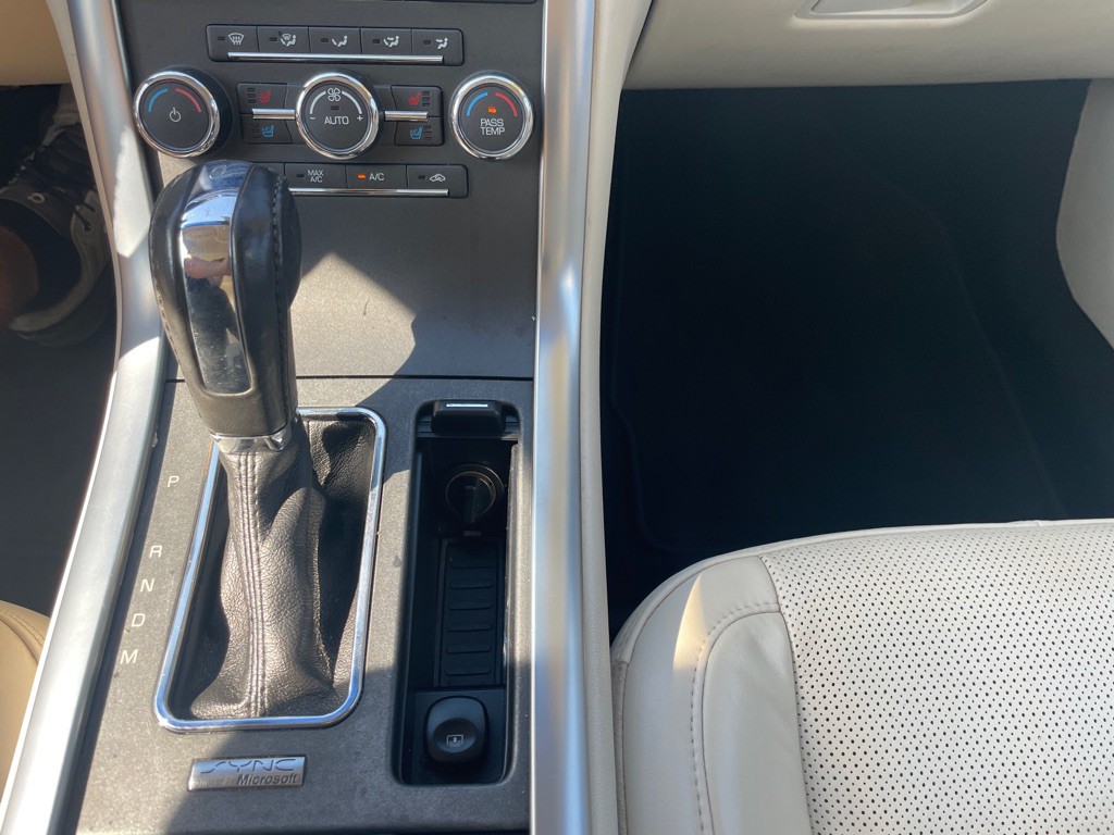 2011 Lincoln MKS Image 24