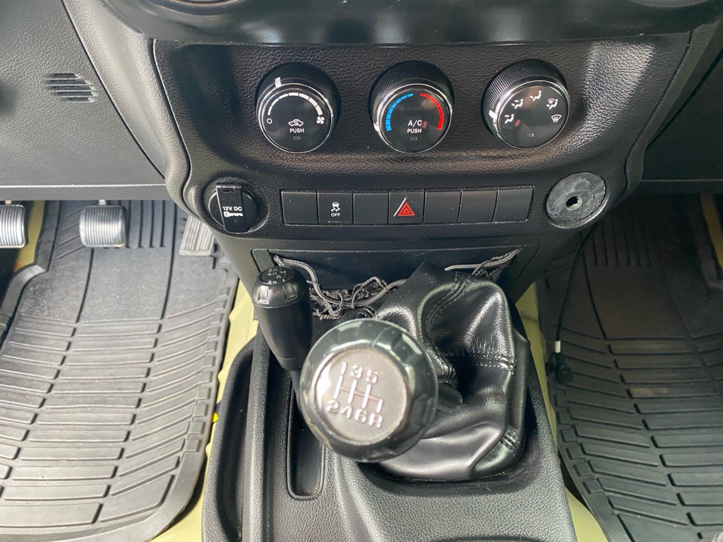 2013 Jeep Wrangler Image 17