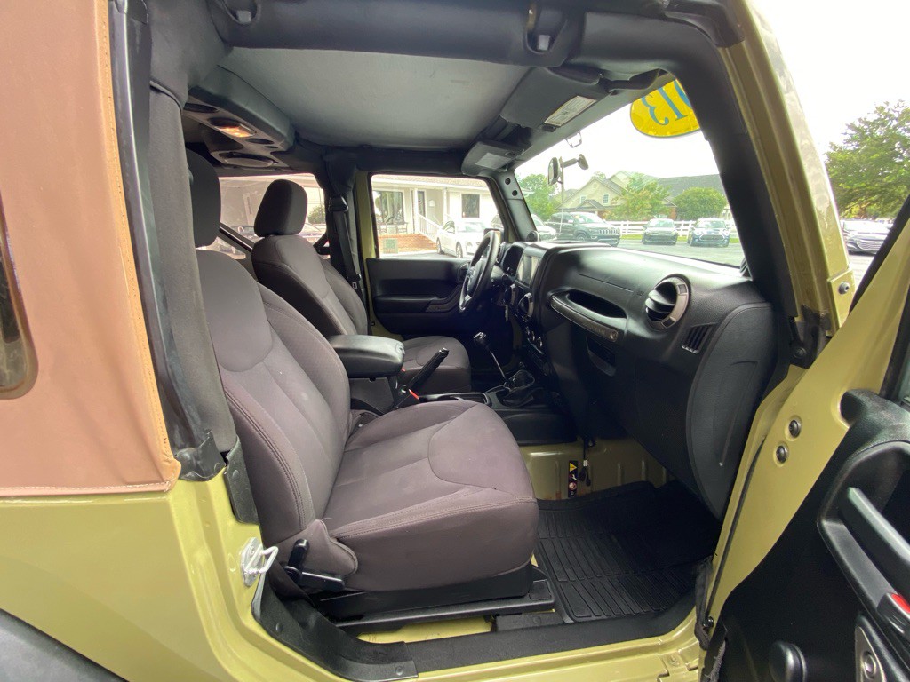 2013 Jeep Wrangler Image 25