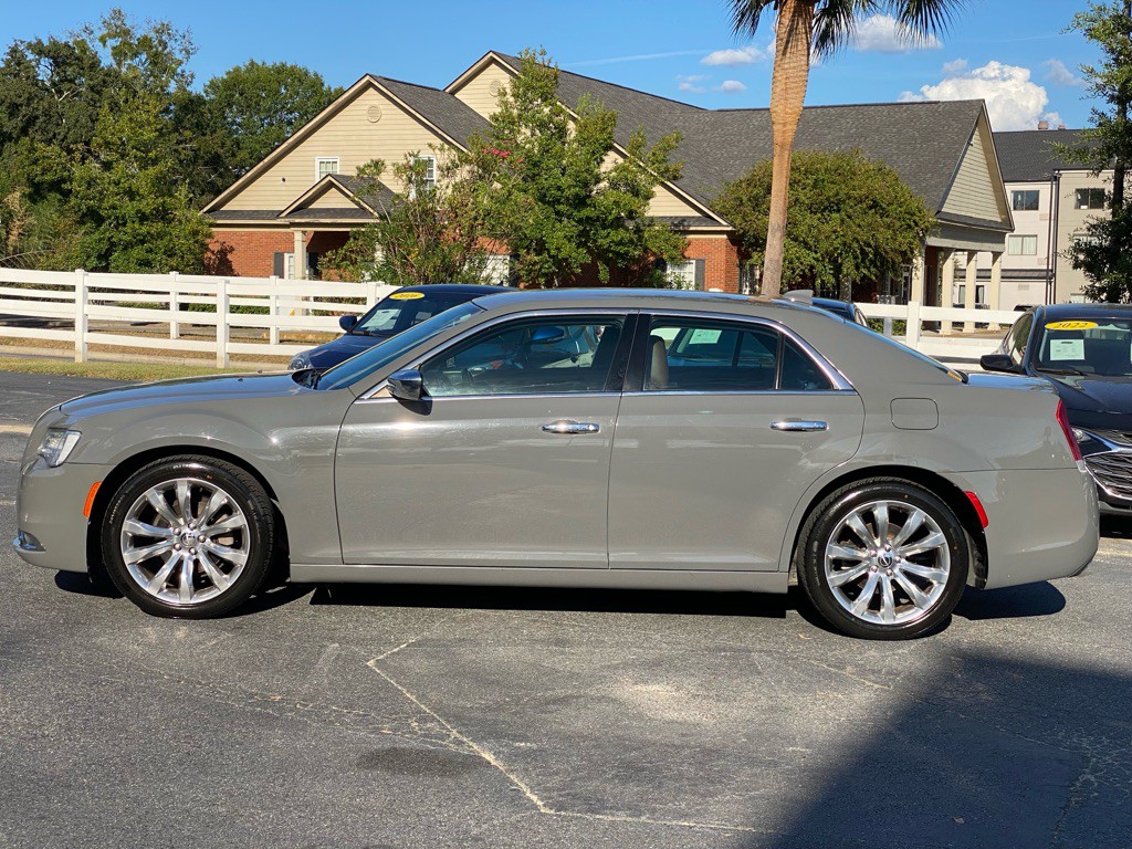 2018 Chrysler 300 Image 2