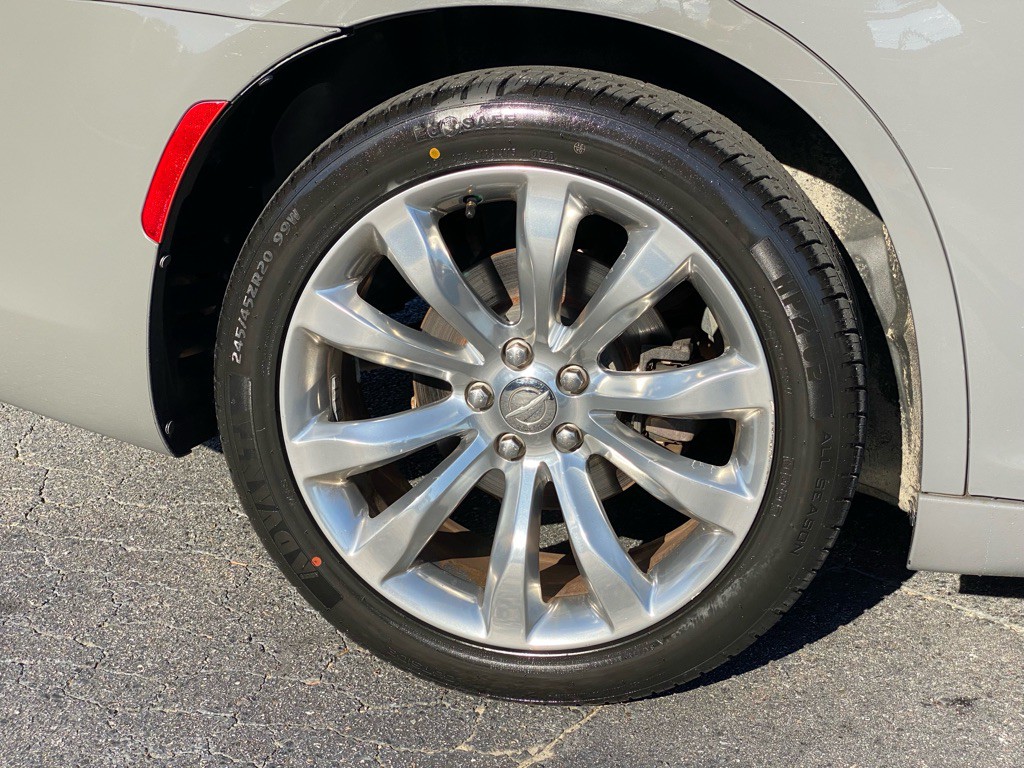 2018 Chrysler 300 Image 8