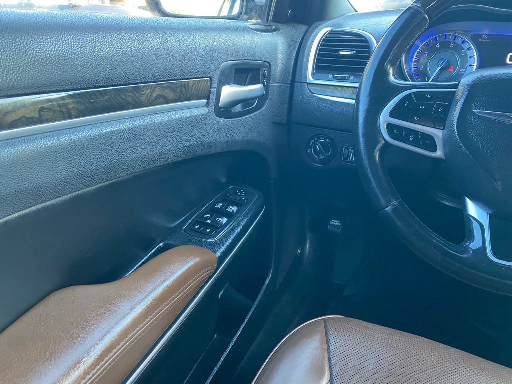 2018 Chrysler 300 Image 16