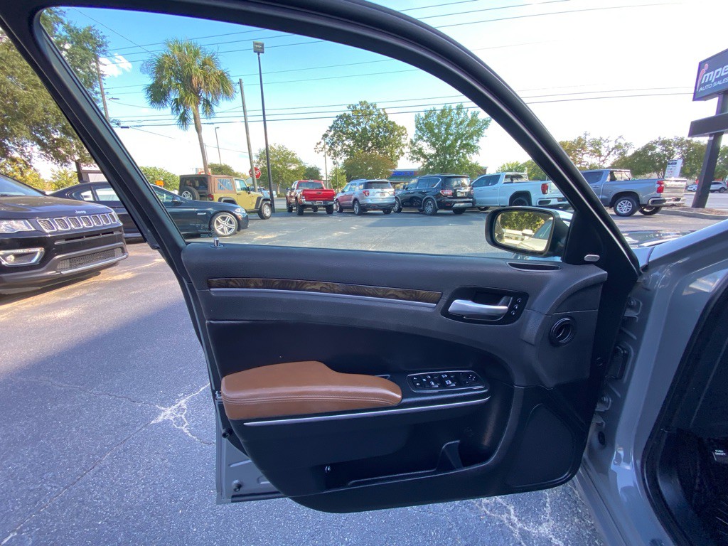 2018 Chrysler 300 Image 34