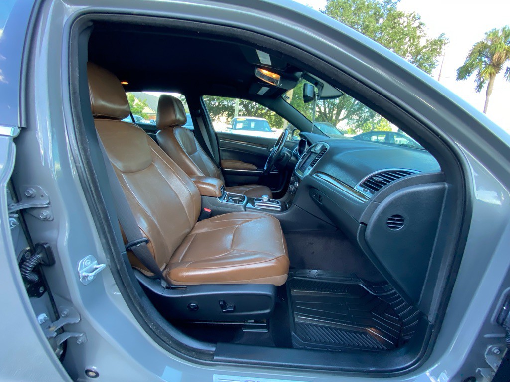 2018 Chrysler 300 Image 35