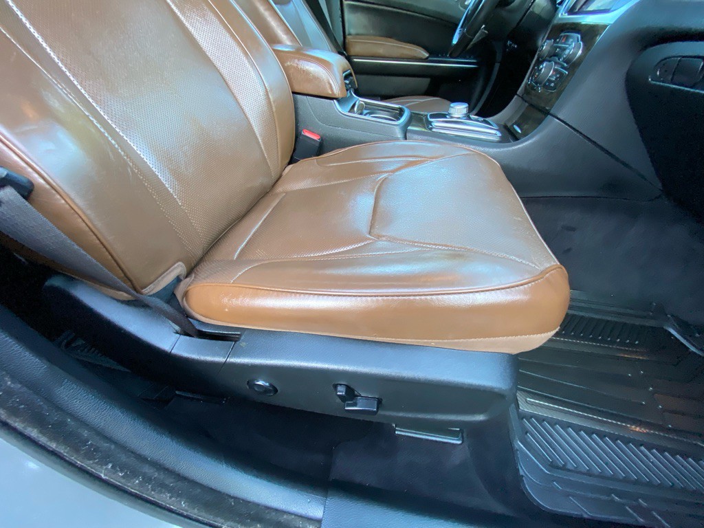 2018 Chrysler 300 Image 38