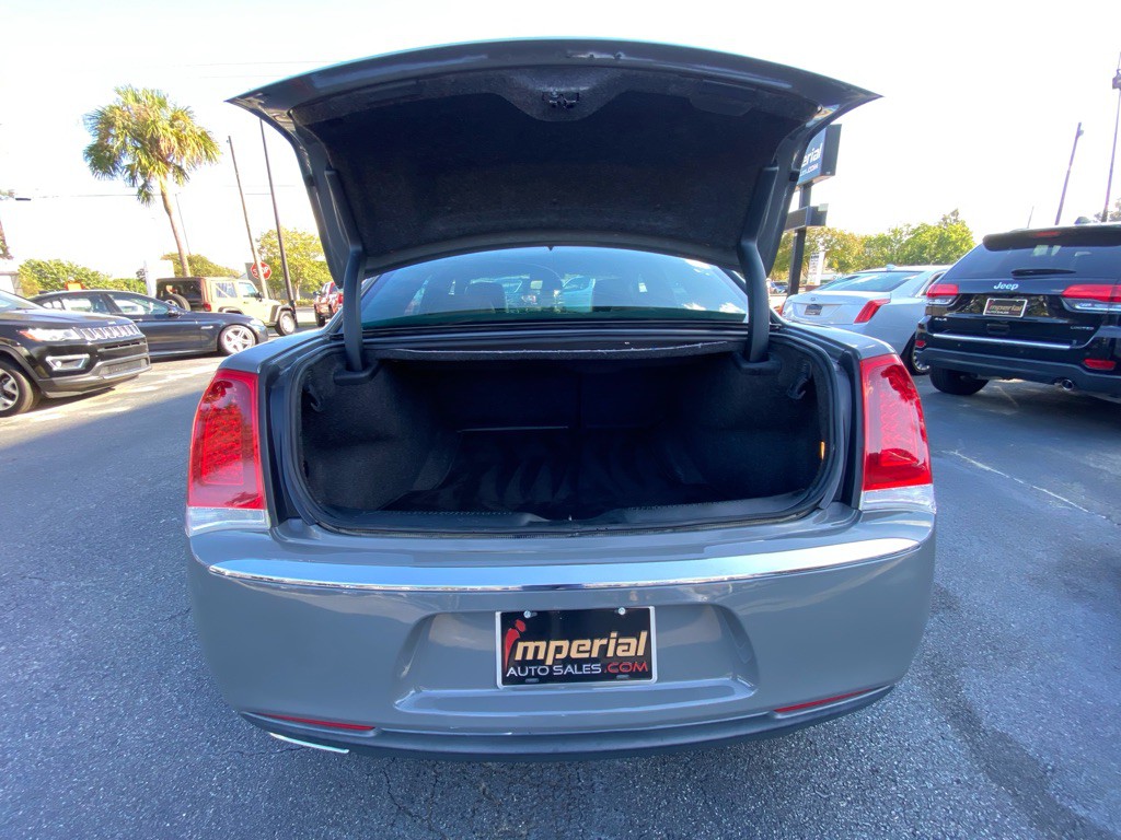 2018 Chrysler 300 Image 49
