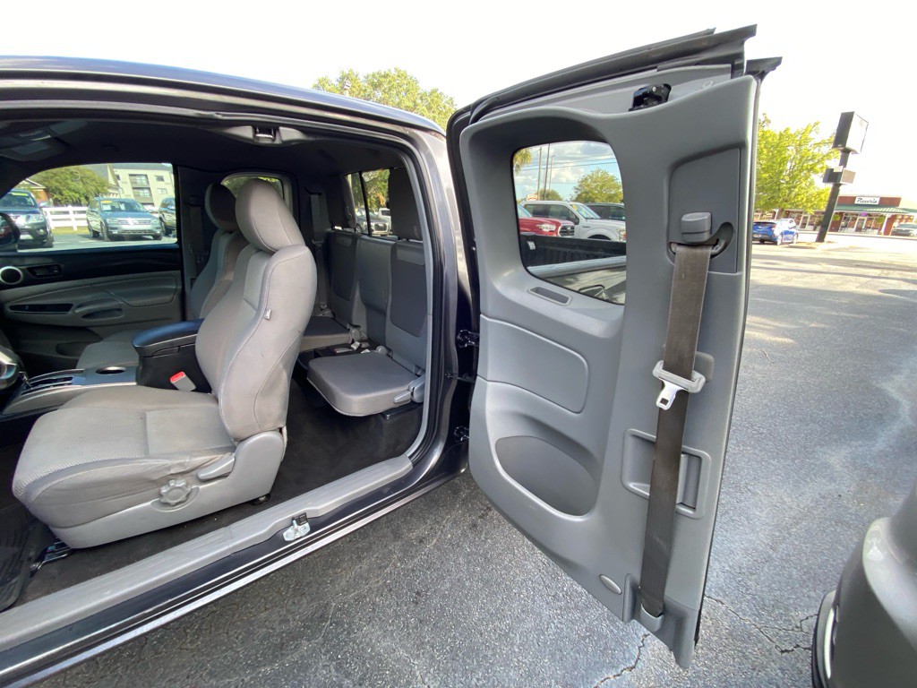 2015 Toyota Tacoma Image 35